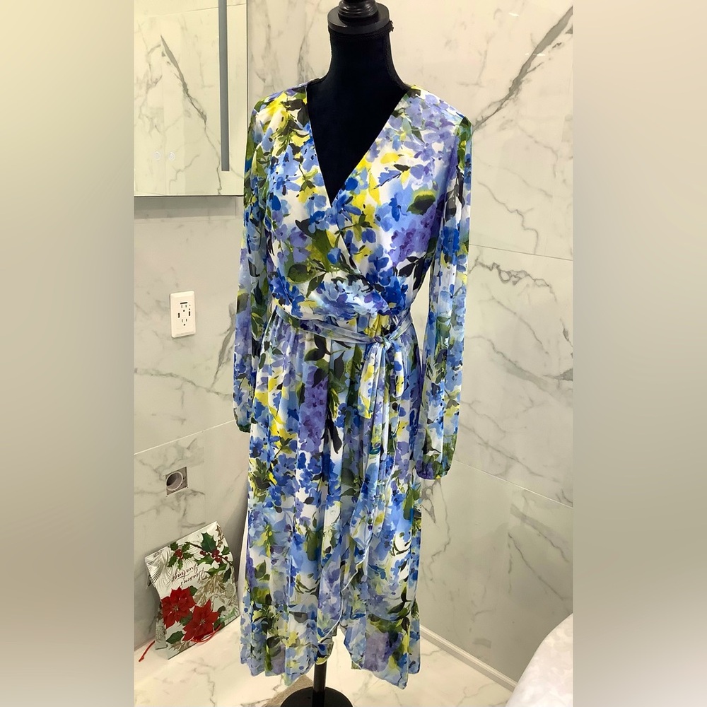 Pretty midi dress 🤍💙NEW💙💛
